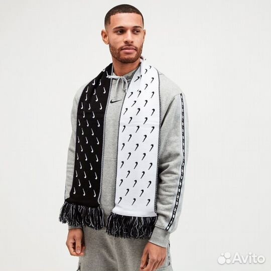 Трендовый шарф Nike Swoosh