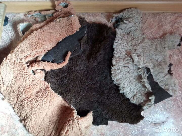 Куски овчины, цигейки, меха