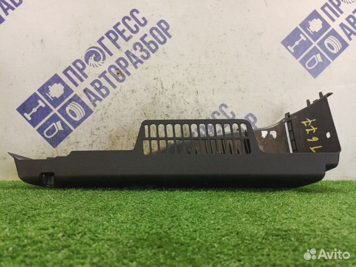 Крепление полки багажника заднее правое Mazda 3 Bk