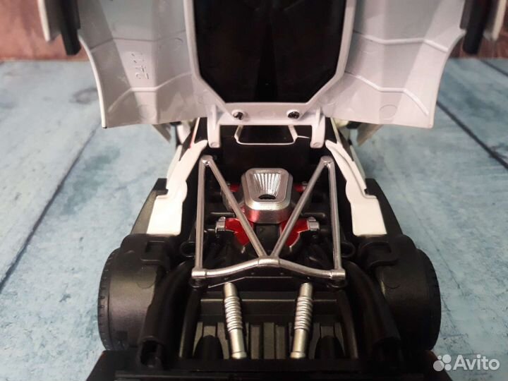 Модель коллекционная Lamborghini Essenza 1/24