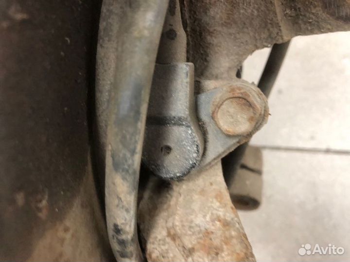 Кулак поворотный передний левый Mitsubishi Lancer