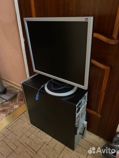 Монитор Samsung и компьютерный блок depo