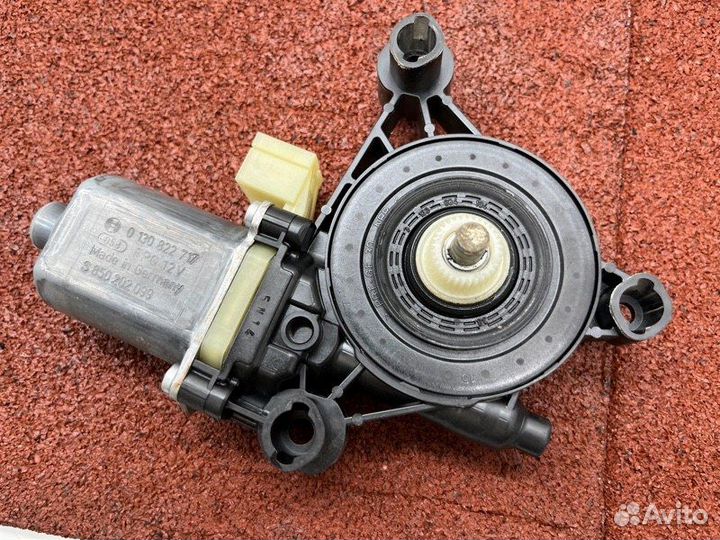 Моторчик стеклоподъемника передний левый Skoda