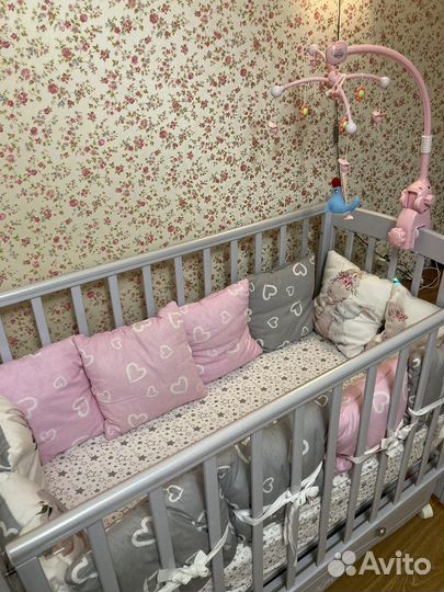 Детская кроватка с маятником и ящиком