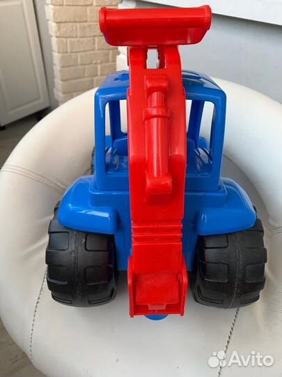 Игрушка синий трактор большой