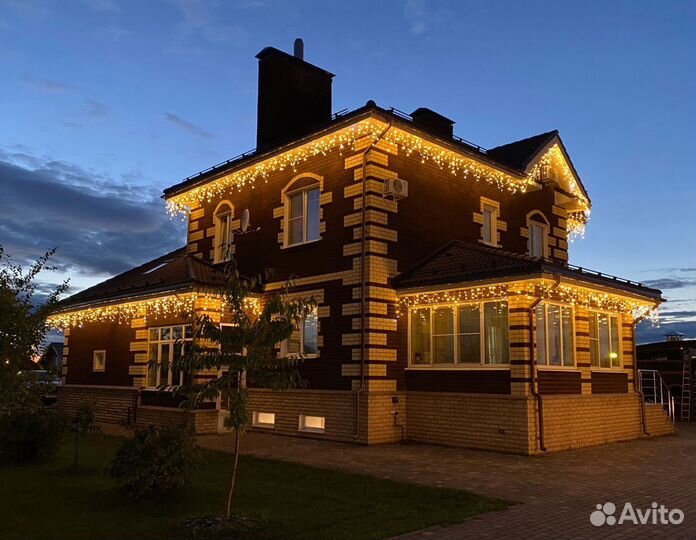 Новогоднее украшение уличной гирляндой загородных