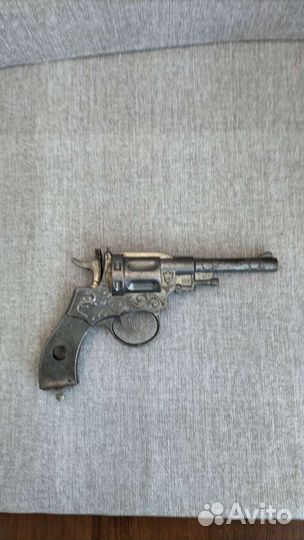 Детский игрушечный пистолет