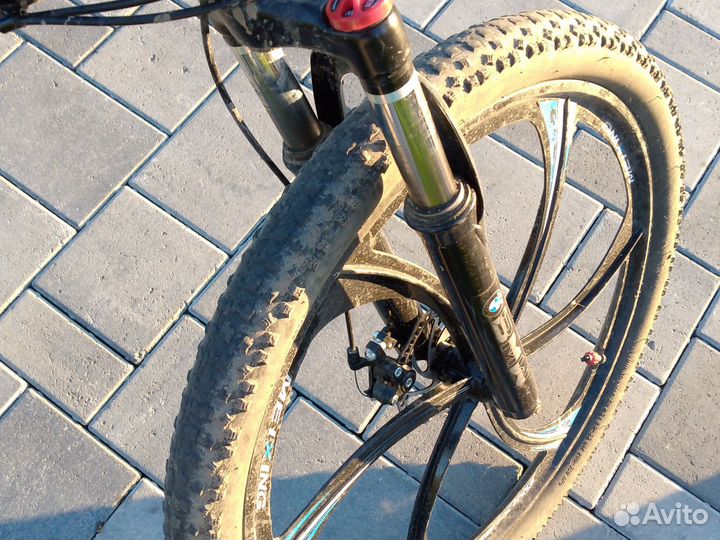 Велосипед BMW в не очень хорошем состоянии