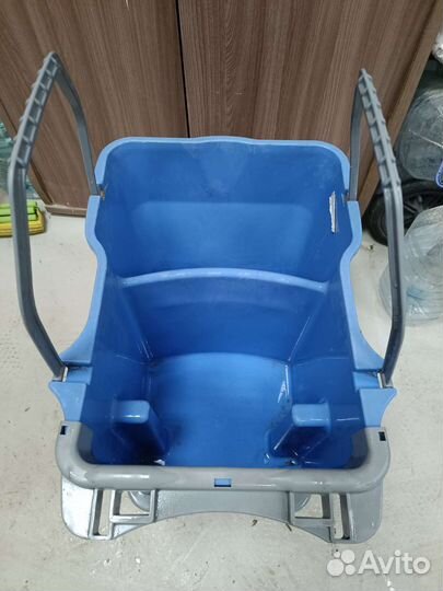 Ведро пластиковое на колесах 30 литров