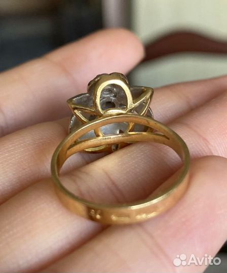 Золотые серьги и кольцо с бриллиантами 750