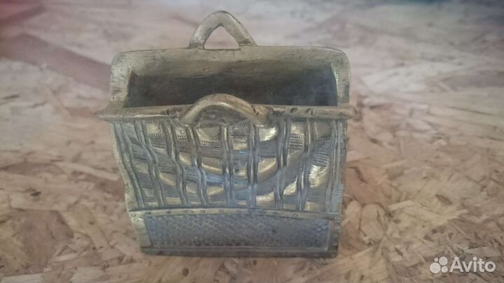 Бронзовый чемодан, саквояж