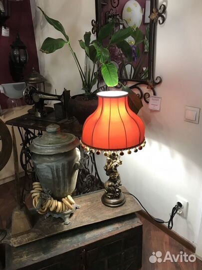 Продам настольную лампу новую