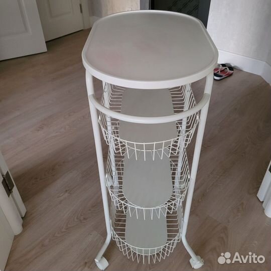 Этажерка на колесиках