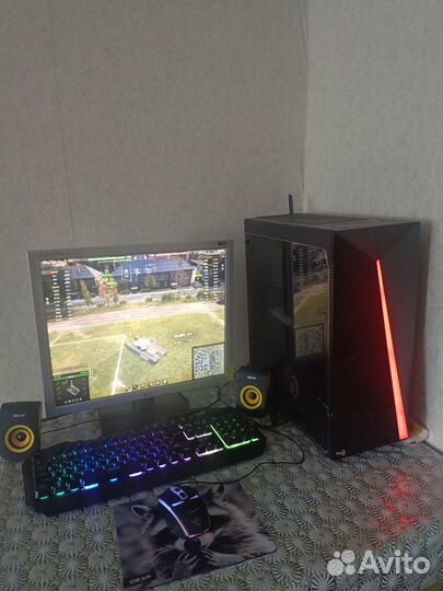 Игровой компьютер с монитором и клавиатурой