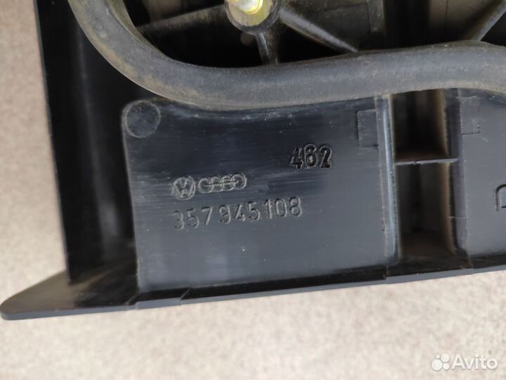 Фонарь крышки багажника правый VW Passat B3