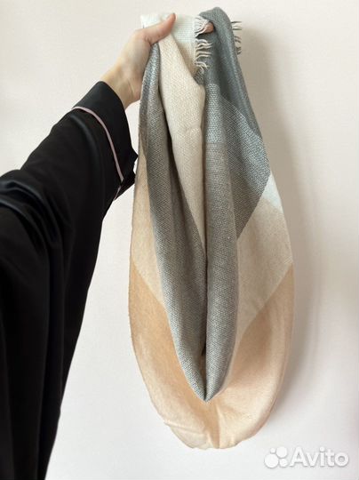 Шарф розовый треугольный