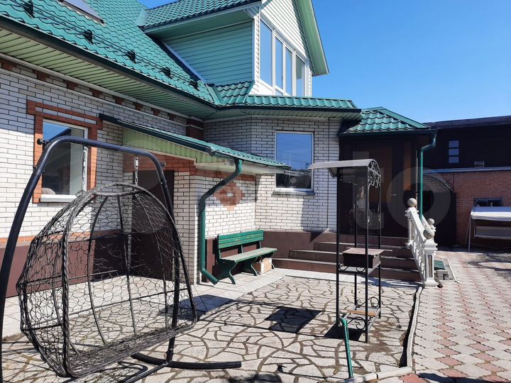 Дом 239,7 м² на участке 9,9 сот.