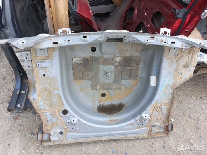 Тазик багажника prius zvw30