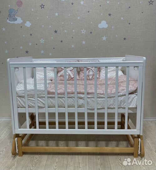 Детская кроватка с маятником