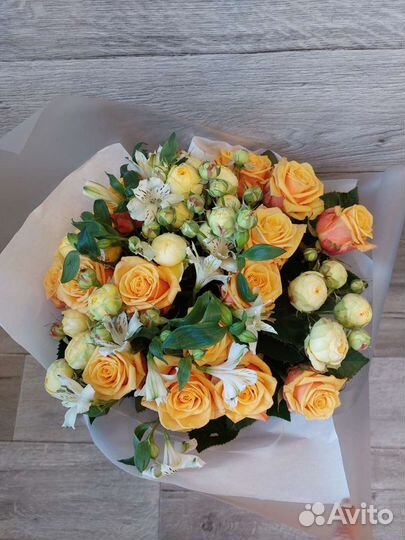 Букет цветов с розами, хризантемами