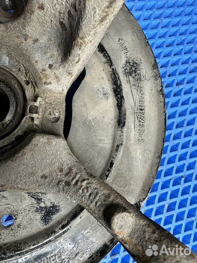 Поворотный кулак передний правый Renault Sandero