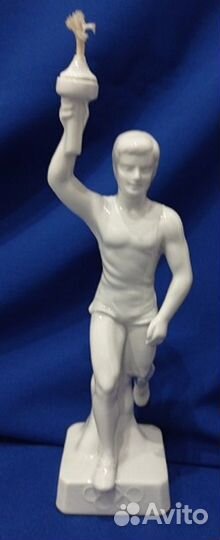 Статуэтка олимпийский спортсмен-факелоносец