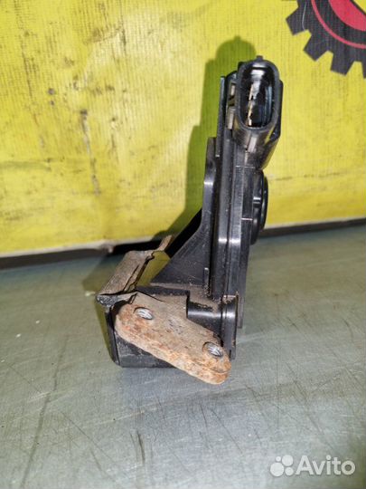 Замок багажника Toyota Auris