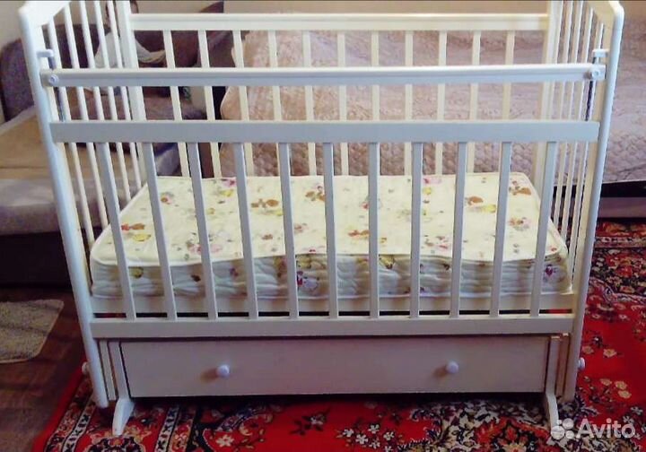 Детская кроватка с маятником и ящиком