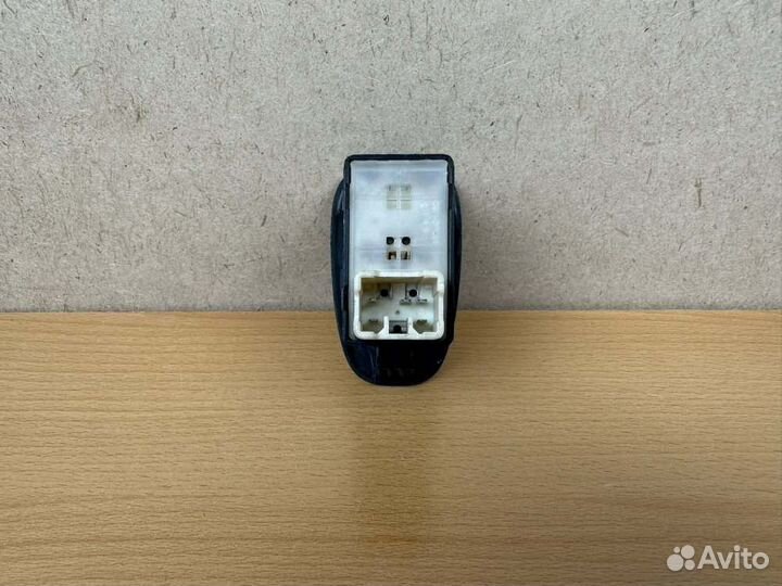 Кнопка стеклоподъемника задняя Hyundai Accent 2