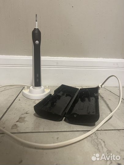 Электрическая зубная щетка Oral-B Pro