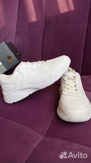 Кроссовки женские