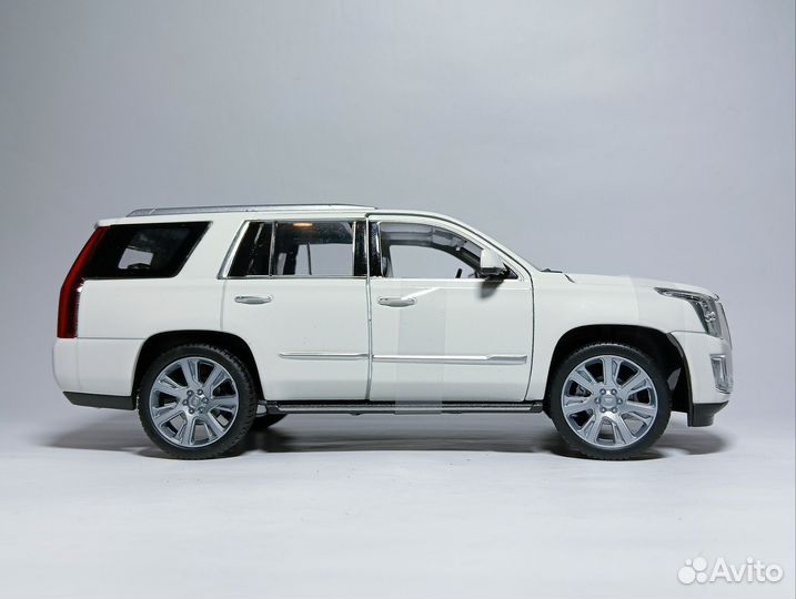 Модель 1/27 Cadillac Escalade SWB 2017, Welly
