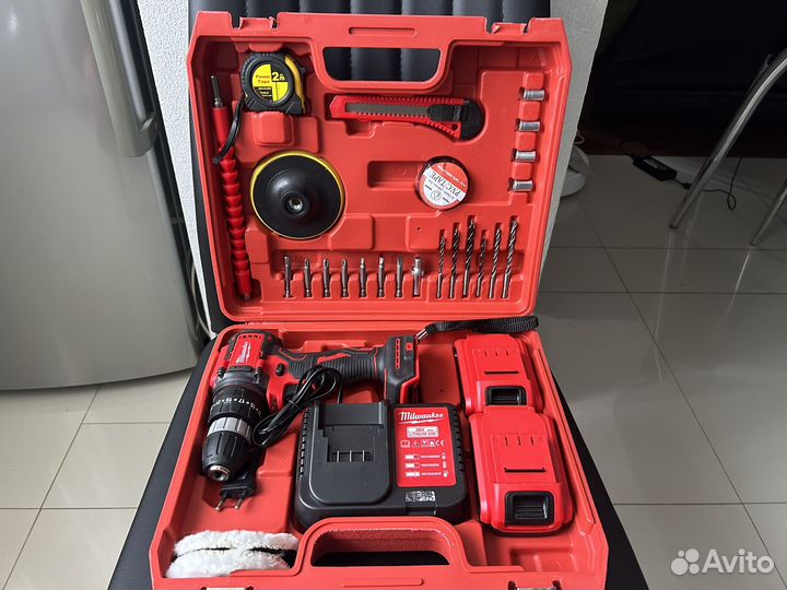 Шуруповерт в комплекте с набором