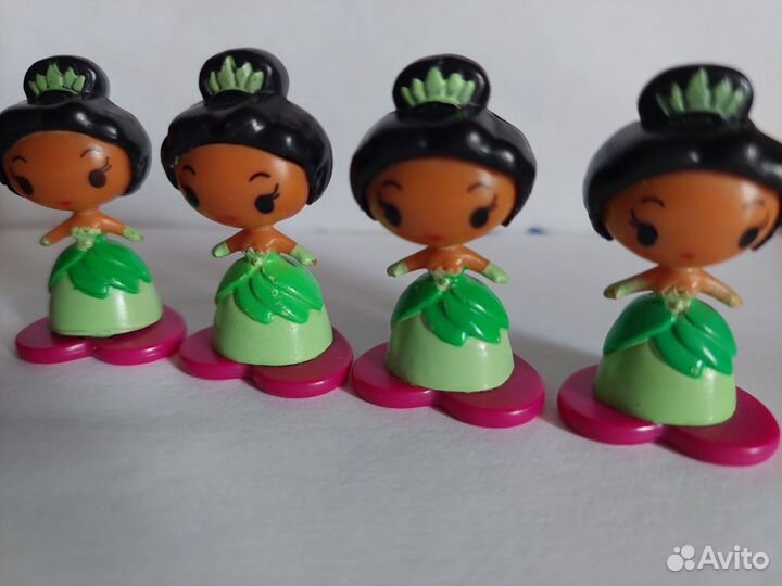 Принцессы и игрушки из киндер-сюрпризов