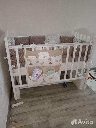 Детская кроватка с маятником