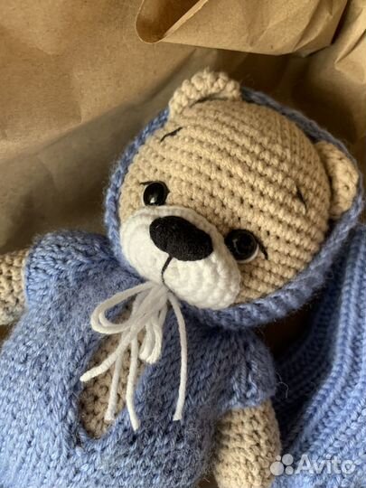 Вязаный мишка и носочки