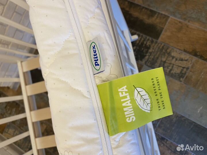 Детская кроватка с маятником