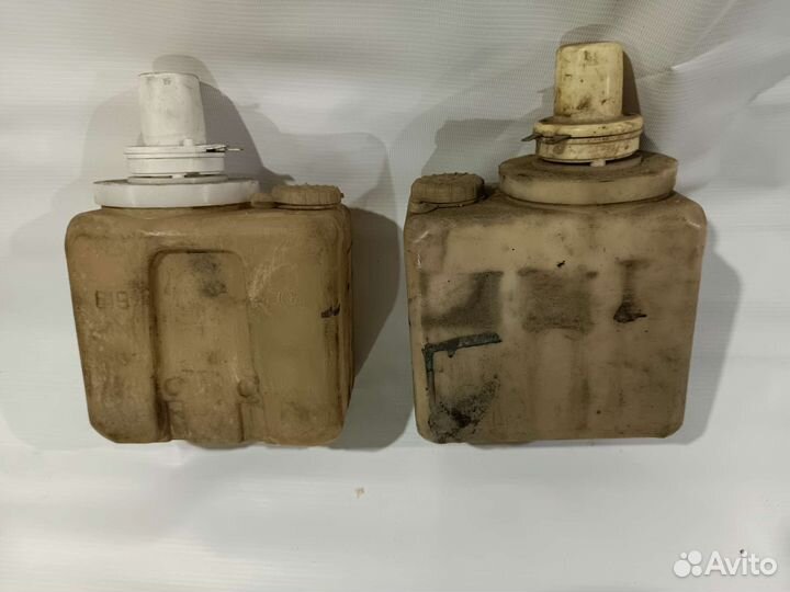 Бачок омывателя лобового стекла с мотором