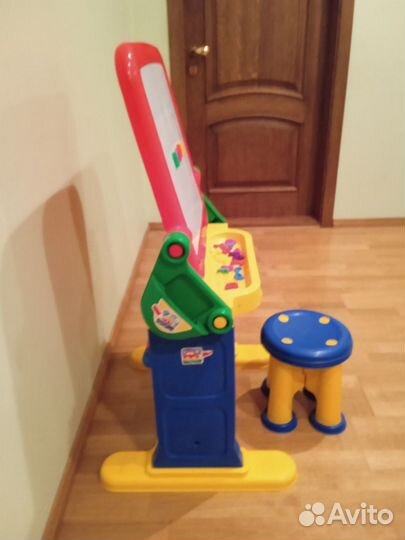 Детский столик с мольбертом и магнитной доской