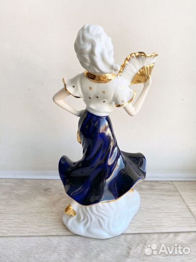 Статуэтка фарфоровая девушка с веером