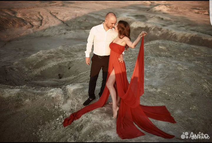 Платье со шлейфом красное