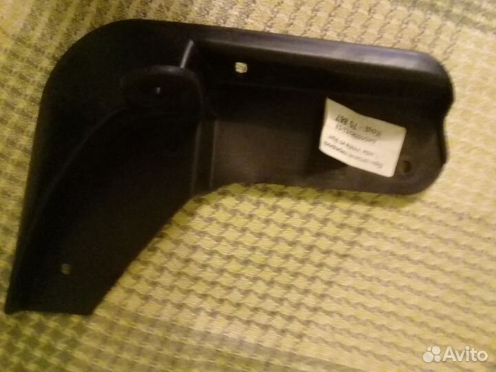 Брызговик передний правый на весту