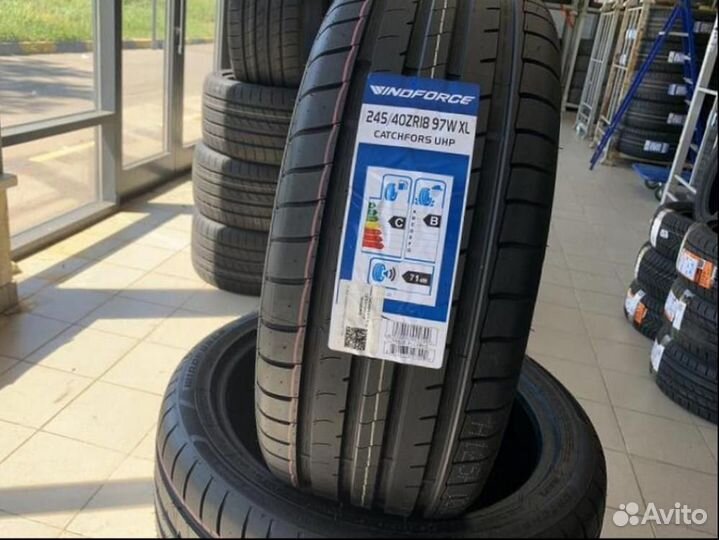 Tracmax Ice-Plus S210 245/40 R18 97V