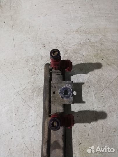 Топливная рейка с форсунками Nissan Primera P12