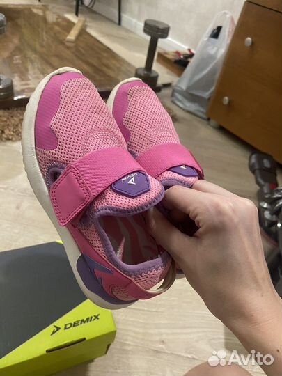 Легкие кроссовки на девочку