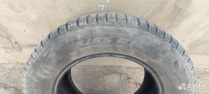 Pirelli Ice Zero FR 215/65 R16