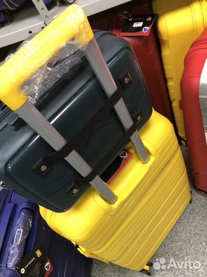 Чемодан на колесах новый