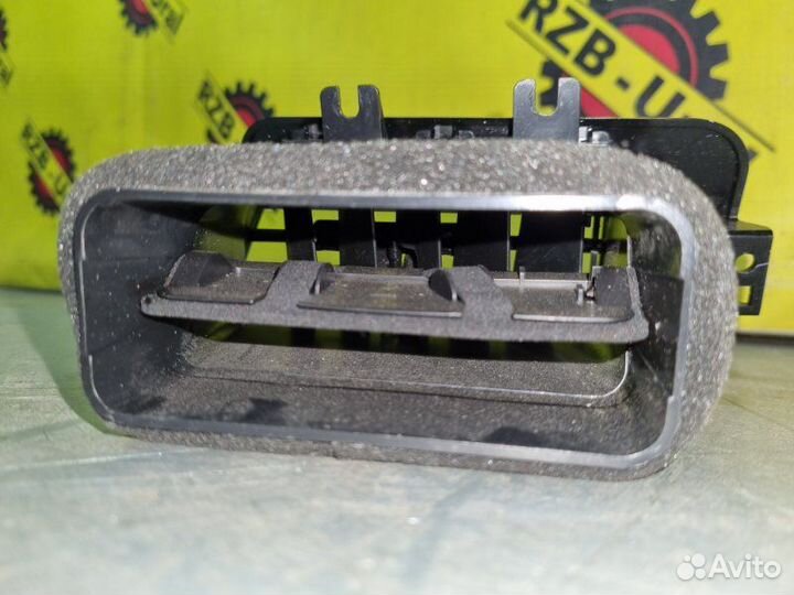 Дефлектор воздушный передний левый Geely Atlas