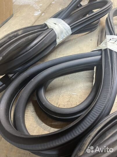 Уплотнитель дверного проема Nissan Juke