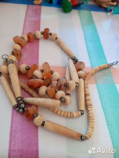 Старинные бусы из бивня мамонта с янтарем